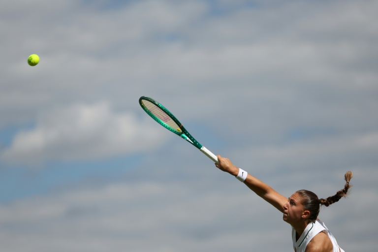 La Française Diane Parry au service face à la Russe Anna Kalinskaya lors de leur match du deuxième tour de Wimbledon 2026, à Wimbledon, le 1er juillet 2026