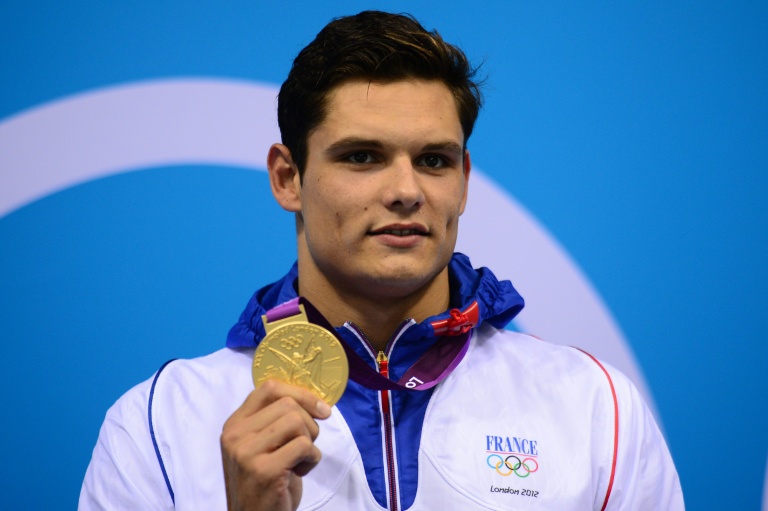 Florent Manaudou tenant sa médaille d'or des JO de Londres en 2012.