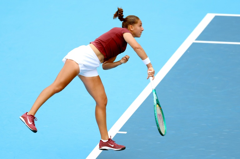 La Française Diane Parry sert face à la Polonaise Iga Swiatek, lors de leur rencontre au WTA 1000 de Cincinnati, à Mason (Ohio), le 19 août 2026