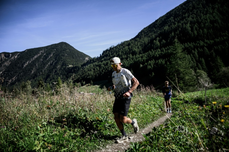 Le coureur de trail français Baptiste Chassagne lors de la 23e édition de l'Ultra-Trail du Mont-Blanc (UTMB), une course de trail de 174 km traversant la France, l'Italie et la Suisse, le 29 août 2026