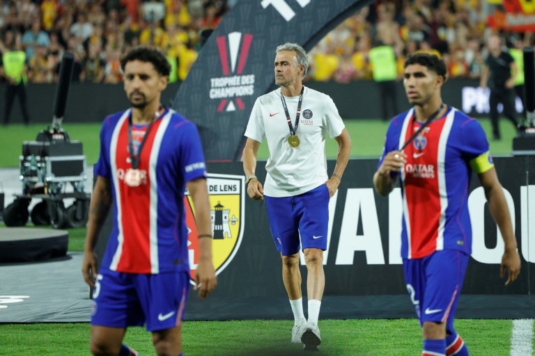 L'entraîneur du PSG Luis Enrique entouré de Marquinhos et Achraf Hakimi après la défaite lors du Trophée des champions face à Lens, le 16 août 2026 au stade Bollaert