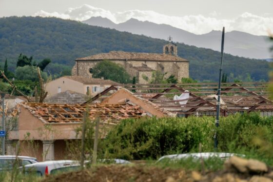 Dégâts causés par la tornade à Pomas, avec des toitures endommagées.