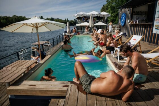 Clientèle se détendant autour de la piscine de Foil in Paris sur la Seine