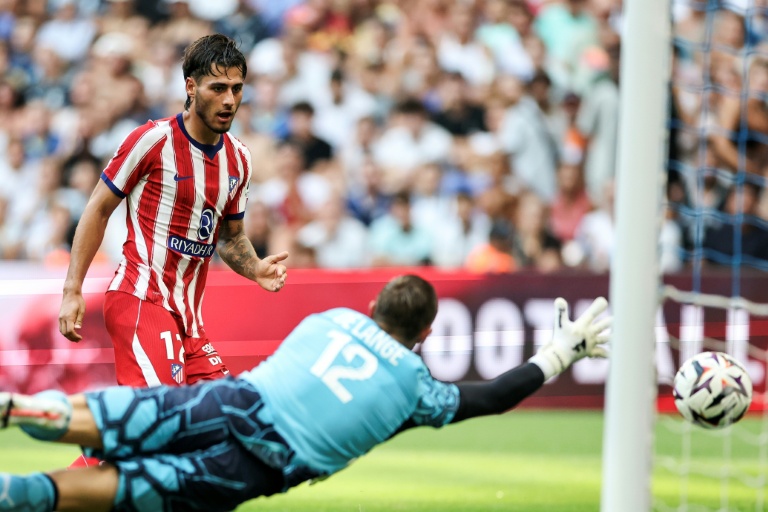 L'Atletico Madrid, désormais orphelin d'Antoine Griezmann, s'en est remis au jeune Carlos Martin pour domminer  l'OM sur sa pelouse au stade Vélodrome, le 14 août 2026