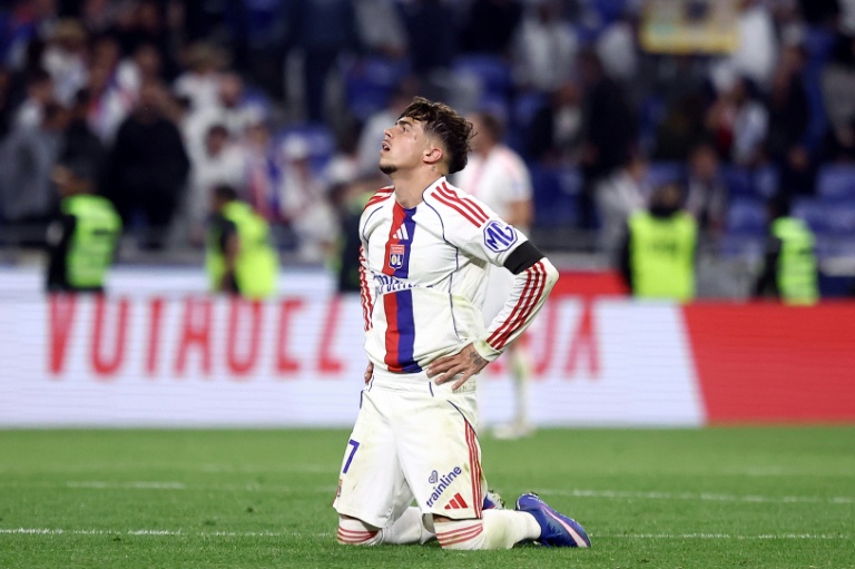 L'attaquant portugais Afonso Moreira a joué son dernier match sous le maillot lyonnais lors de la défaite de l'OL dans son stade du Groupama Stadium contre Lens le 17 mai 2026, avant d'être transféré au Bayer Leverkusen, afin de renflouer les caisses lyonnaises