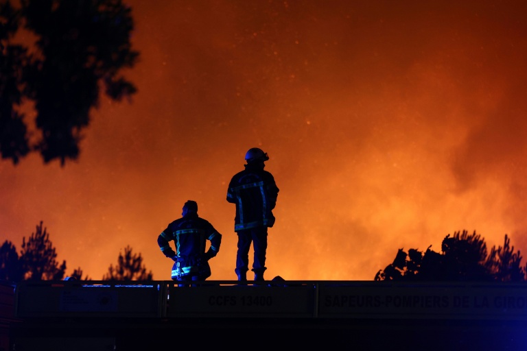 Des pompiers surveillent le mégafeu au Porge le 22 juillet 2026