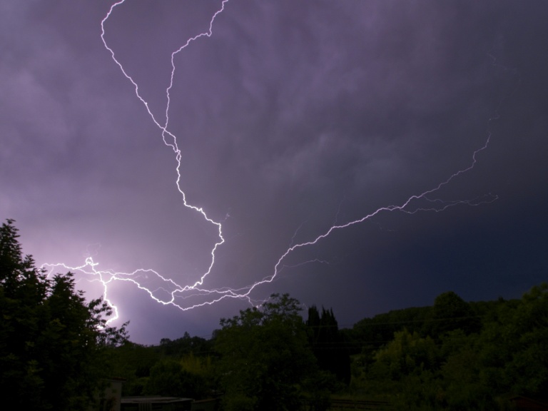 Ciel orageux avec des éclairs, représentant la vigilance orange orages.
