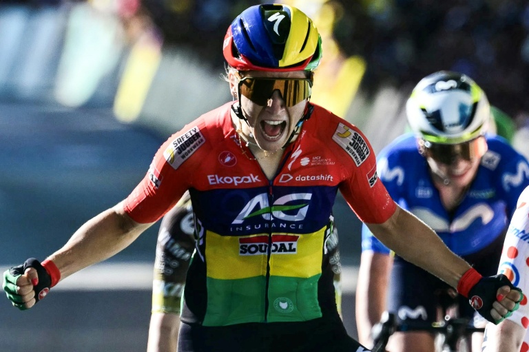 Kim Le Court célèbre sa victoire au Tour de France Femmes à Tournon-sur-Rhône.