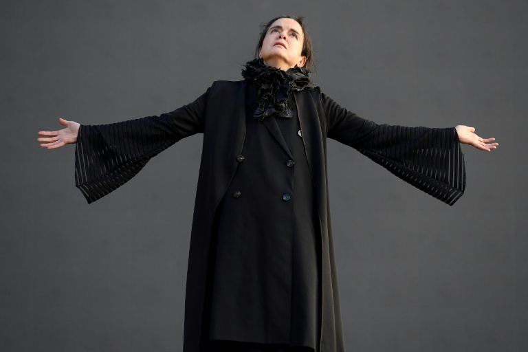 La romancière Amélie Nothomb pose le 22 février 2022 à Barcelone, en Espagne