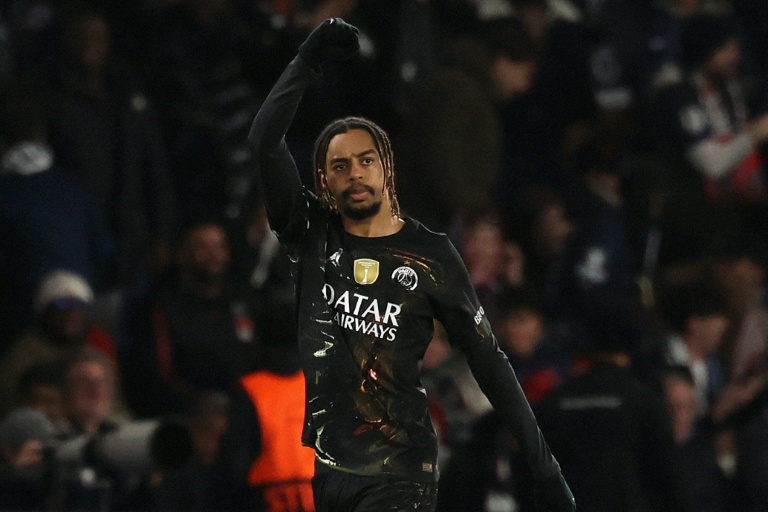 Bradley Barcola célèbre un but avec le PSG avant son transfert à Liverpool.