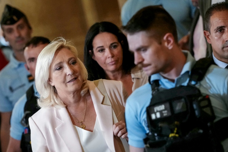 Marine Le Pen, suivie par l'eurodéputée Catherine Griset, quitte le palais de justice de Paris le 7 juillet 2026 à Paris.