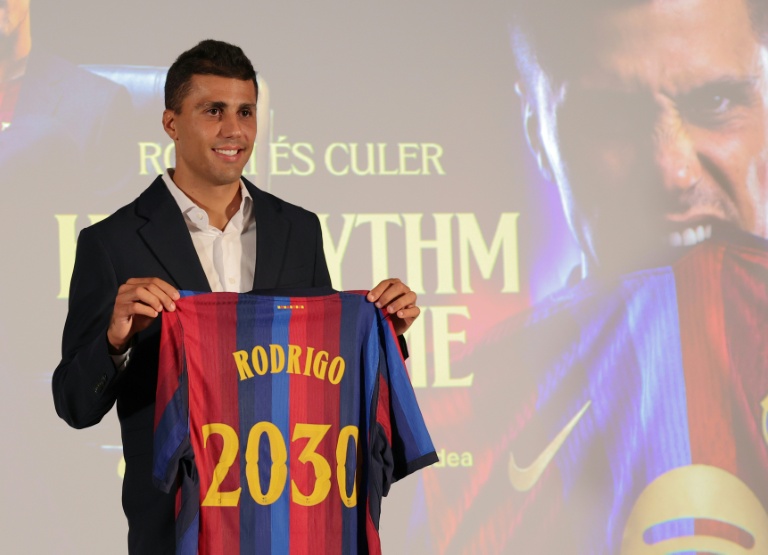 Rodri présentant son maillot du FC Barcelone avec le numéro 2030 lors de sa présentation officielle.