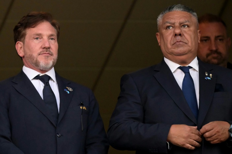 Le président de la Confédération sud-américaine de football (Conmebol), Alejandro Dominguez (g.), et le président de l'Association du football argentin, Claudio Tapia, assistent à un match de la Coupe du monde 2026, à Kansas City, dans le Missouri, le 11 juillet 2026