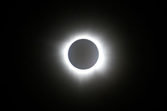 Éclipse solaire totale avec la couronne visible autour de la Lune