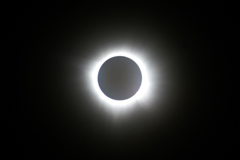 Éclipse solaire totale avec la couronne visible autour de la Lune