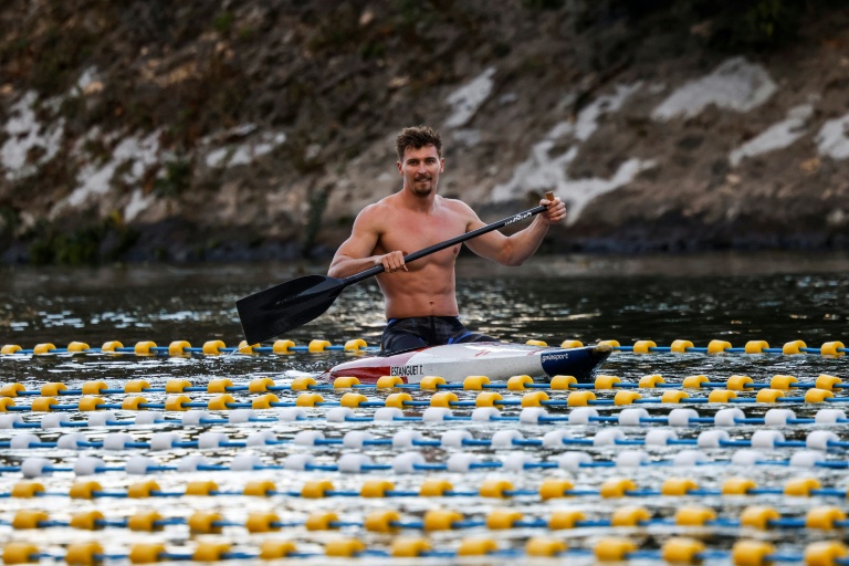 Le nageur français Maxime Grousset pagaie à bord du canoë de son compatriote Tony Estanguet, à Paris, le 14 septembre 2025