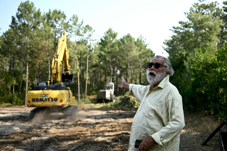 Benoît Bartherotte supervise la création d'une ligne de pare-feu près de Lège-Cap-Ferret, à l'ouest de Bordeaux, le 29 juillet 2026