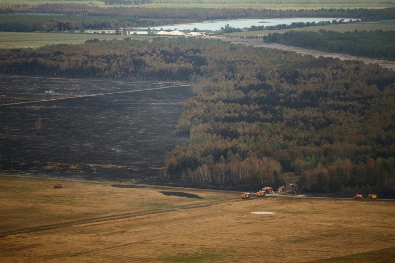 Cette photographie aérienne, prise depuis un hélicoptère de coordination des secours de la Sécurité civile française, montre une zone boisée partiellement brûlée au Porge, dans le sud-ouest de la France, le 31 juillet 2026