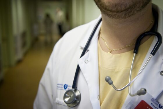 Médecin en blouse avec stéthoscope à l'hôpital