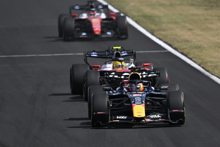 Le pilote néerlandais de Red Bull, Max Verstappen, suivi du pilote britannique de Ferrari, Lewis Hamilton, lors du Grand Prix de Hongrie de Formule 1, à Mogyorod, le 26 juillet 2026