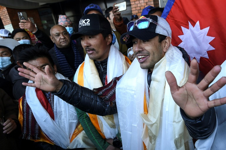 Nirmal Purja et des alpinistes accueillis à Katmandou, célébrant leurs exploits.