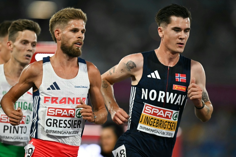 Jimmy Gressier se fait doubler par le Norvégien Jakob Ingebrigtsen dans le final du 5.000 m à l'Euro d'athlétisme de Birmingham, le 10 août 2026