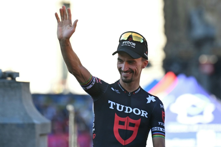 Julian Alaphilippe salue la foule lors de son dernier Tour de France sous la Basilique du Sacré-Coeur à Paris.