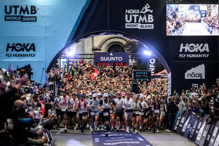Départ de l'Ultra-Trail du Mont-Blanc avec des coureurs et une foule enthousiaste.