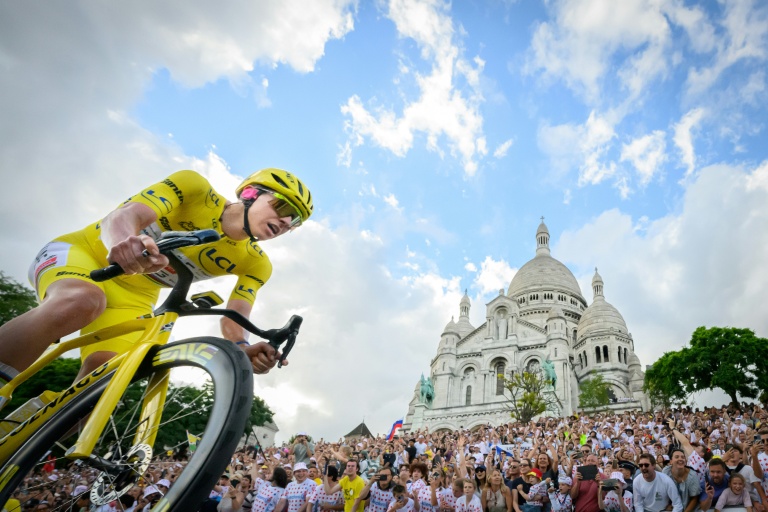 Tadej Pogacar roule lors d'une cérémonie en l'honneur de sa victoire au Tour de France 2026