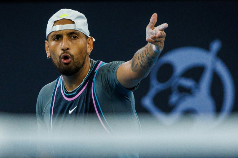 Nick Kyrgios s'exprime lors d'un match de tennis.