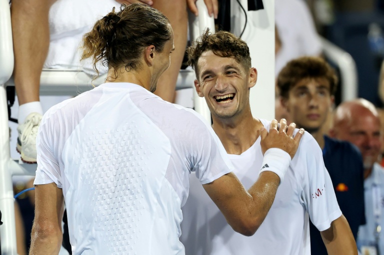 Alexander Zverev (de dos) salue le Français Terence Atmane après la qualification de l'Allemand pour les 8es de finale du tournoi Masters 1000 de Cincinnati le 17 août 2026