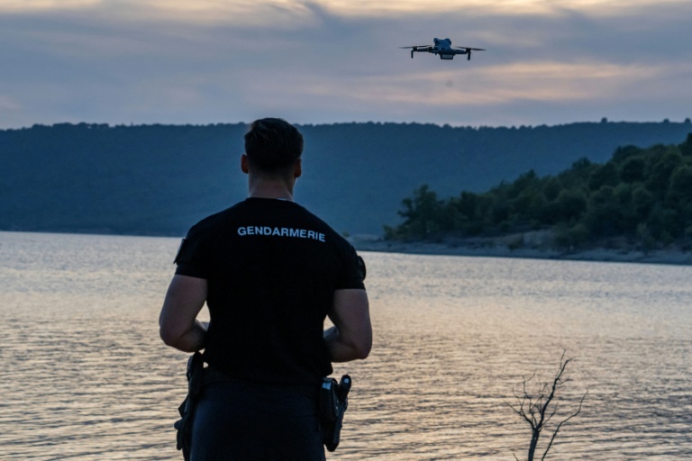 Un gendarme fait évoluer un drone lors d'une opération de prévention contre les bivouacs illégaux susceptibles de provoquer un départ de feu, le 8 août 2026 autour du lac de Sainte-Croix, aux portes des Gorges du Verdon