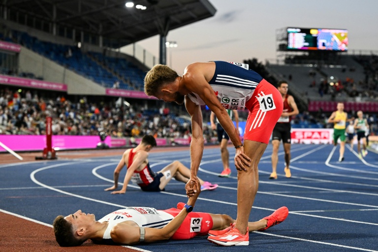Etienne Daguinos recevant des encouragements après sa course au 5000 mètres.