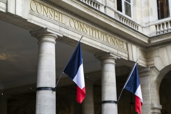 Bâtiment du Conseil constitutionnel en France avec drapeaux tricolores