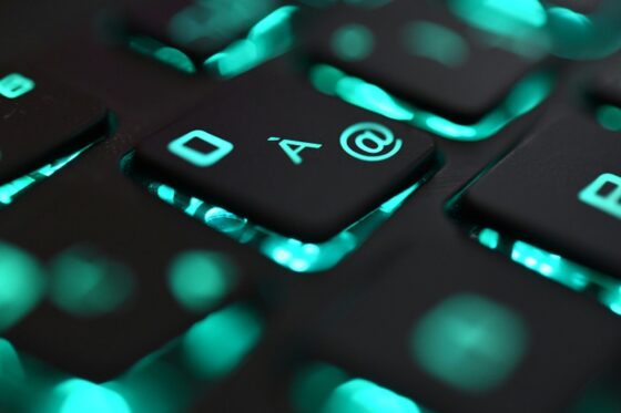 Clavier d'ordinateur avec éclairage vert, symbolisant la cyberattaque sur l'administration fiscale.