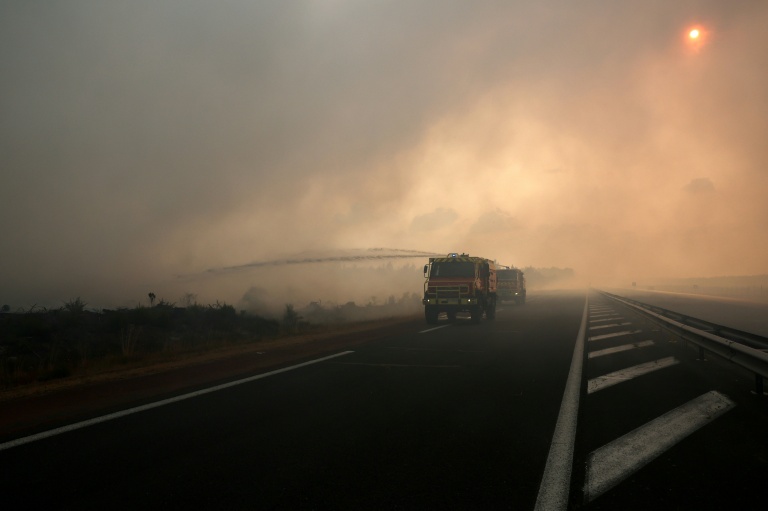 Un camion de pompiers en action en lisière de route, le 26 juillet 2026 à Arès, en Gironde