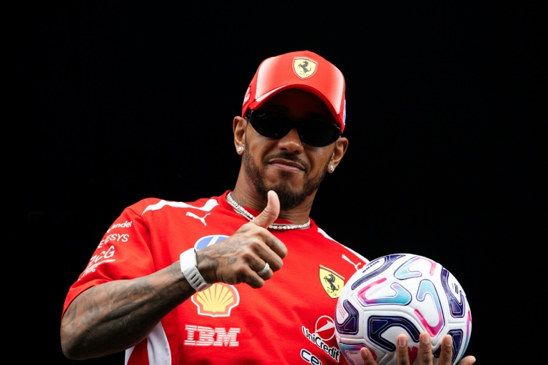 Le pilote britannique de l'écurie Ferrari Lewis Hamilton le 20 août 2026 avant le GP des Pays-Bas de Formule 1 à Zandvoort