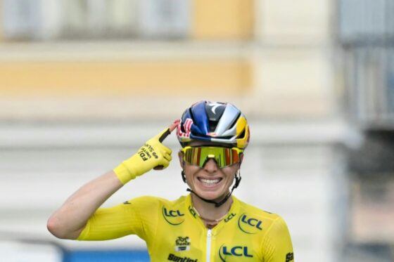 Demi Vollering souriante en maillot jaune après sa victoire au Tour de France Femmes 2026 à Nice.