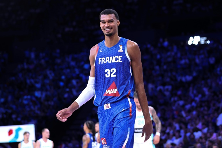 Victor Wembanyama souriant lors du match de l'équipe de France à Bercy