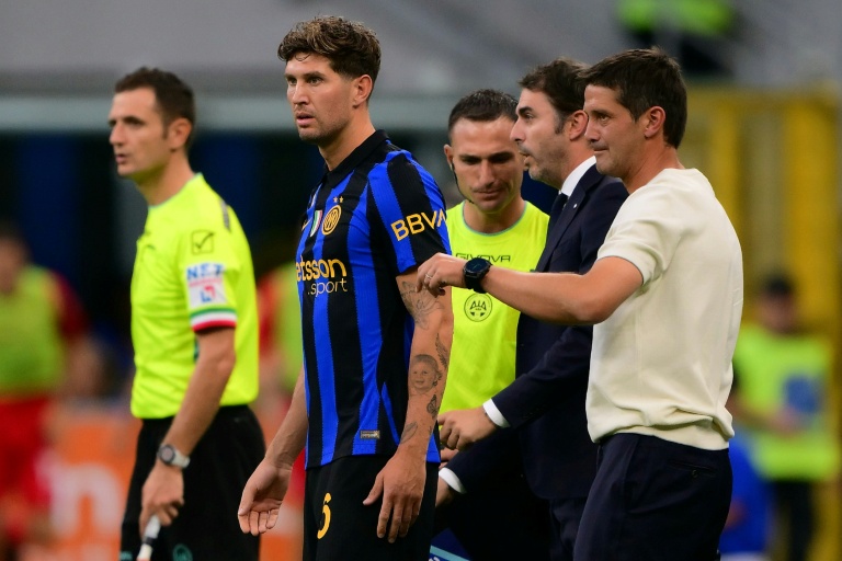 Le défenseur de l'Inter Milan John Stones entre en jeu lors du match contre Monza pour ses débuts en Serie A le 22 août 2026 à San Siro