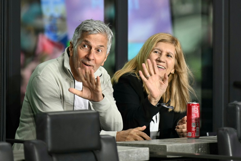 Jorge Messi (g) et Celia Cuccittini, les parents de Lionel Messi, se préparent à regarder la finale de la Conférence Est en MLS entre l'Inter Miami, le club de leur fils, et le New York City FC, le 29 novembre 2025 à Fort Lauderdale en Floride