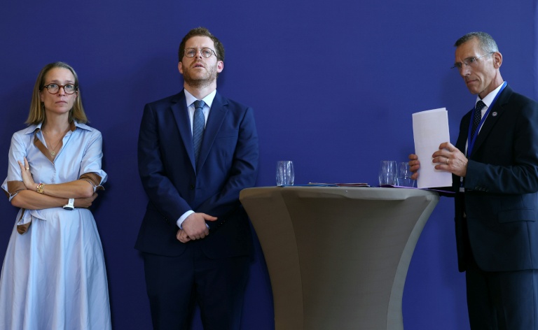 Le directeur général adjoint de l'ANSSI, le colonel Stéphane Bajard (d), le ministre délégué aux Comptes publics, David Amiel (c), et la directrice générale des Finances publiques, Amélie Verdier (g), lors d'une conférence de presse après la cyberattaque visant la Direction générale des Finances publiques (DGFiP), le 18 août 2026 au ministère de l'Économie et des Finances à Paris