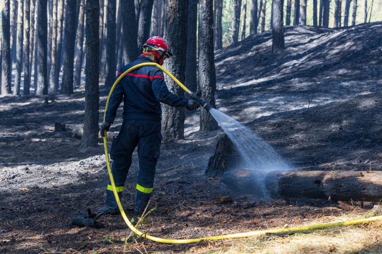 Des pompiers en intervention contre un incendie à Dannes (Pas-de-Calais), le 13 août 2026
