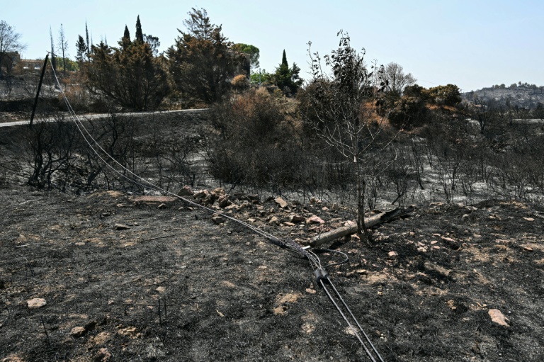 Des pylônes électriques au sol après un incendie à Coustouge, dans l'Aude le 9 août 2025
