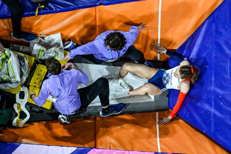 Margot Chevrier prise en charge par l'assistance médicale après son grave accident à Glasgow, aux championnats du monde en salle le 2 mars 2024.