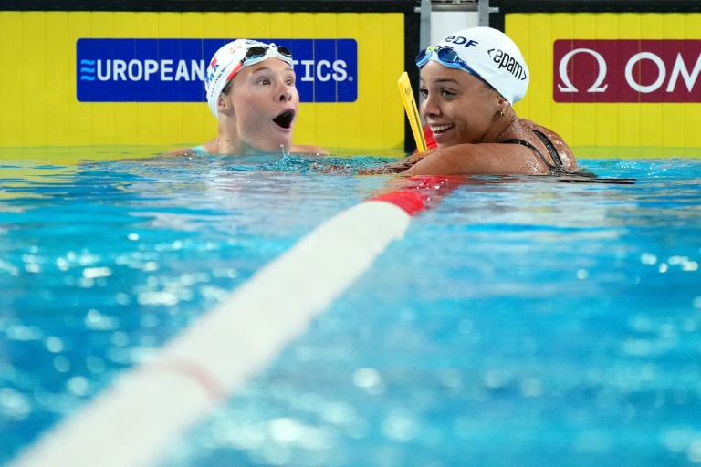 Les Françaises Pauline Mahieu (gauche) et Mary-Ambre Moluh (droite) lors de la demi-finale du 100 m dos aux championnats d'Europe de natation à Saint-Denis le 14 août 2026