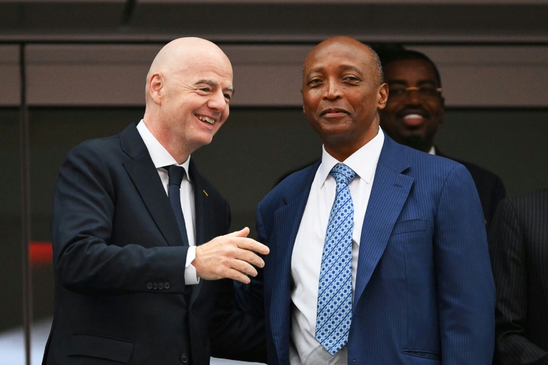 Gianni Infantino et un dirigeant de la FIFA lors d'un événement.