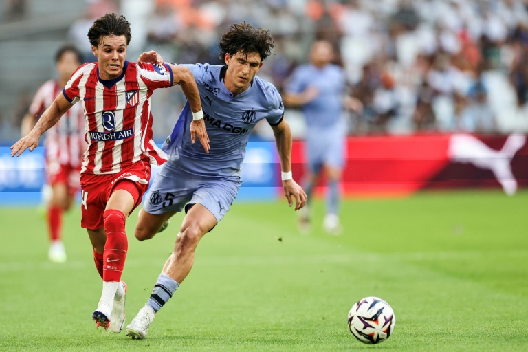Le défenseur argentin de l'OM Leonardo Balerdi (D) à la lutte avec le milieu de l'Atlético Madrid Arnau Ortiz lors d'un match amical, le 14 août 2026 au Vélodrome