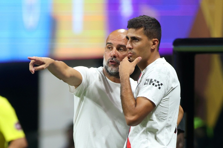 Rodri à l'écoute des consignes de son entraîneur à Manchester City, Pep Guardiola, lors du Mondial des clubs, le 22 juin 2025 à Atlanta, en Géorgie