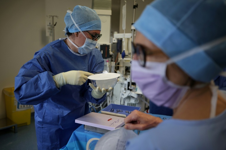 Une infirmière prépare une prothèse lors d'une opération de reconstruction mammaire pratiquée par l'onco-chirurgienne Charlotte Vaysse à l'Oncopole de Toulouse, le 11 mars 2026